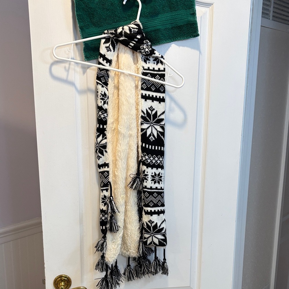 NWT Black and White Patterned Scarf